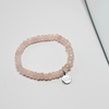 AURA AMARE Roesenquarz-Armband mit elastischem Band und silbernem runden Anhänger